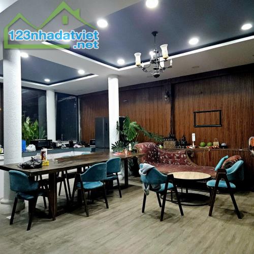 VILLA NGHỈ DƯỠNG SÂN VƯỜN HỒ BƠI, MT HẺM 8M - 2 TẦNG KIÊN CỐ, HƠN 700M2, NGANG 18M, CHỈ 57 - 3