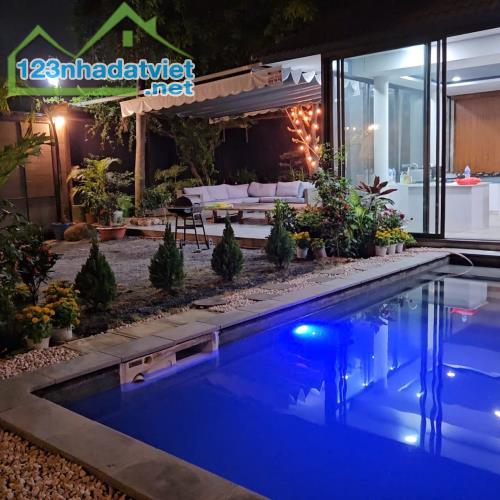 VILLA NGHỈ DƯỠNG SÂN VƯỜN HỒ BƠI, MT HẺM 8M - 2 TẦNG KIÊN CỐ, HƠN 700M2, NGANG 18M, CHỈ 57 - 5