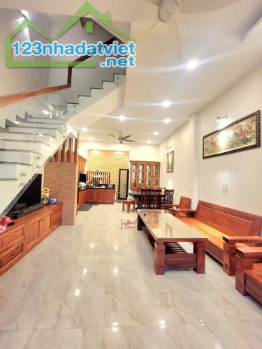 NHÀ MT ĐƯỜNG 11 TRƯỜNG THỌ, 84M2, NGANG 4.7M, 4 TẦNG, MỚI KENG, CÓ SÂN ĐỂ XE, CHỈ 11.9 TỶ.