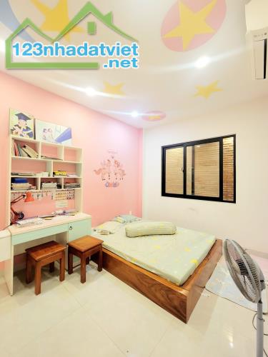 NHÀ MT ĐƯỜNG 11 TRƯỜNG THỌ, 84M2, NGANG 4.7M, 4 TẦNG, MỚI KENG, CÓ SÂN ĐỂ XE, CHỈ 11.9 TỶ. - 4