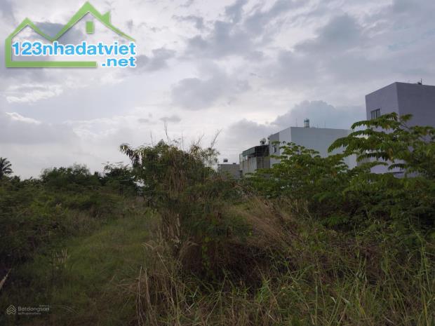Ngộp, lô đất 11300m2, cạnh Đông Tăng Long, bank định giá 190 tỷ, bán 140 tỷ