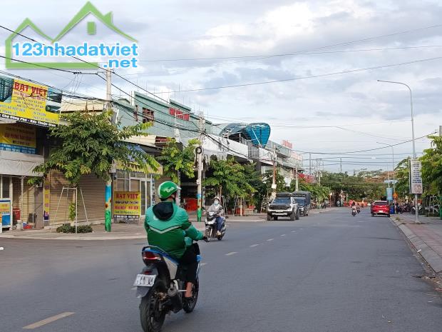 Chủ bán Gấp Nhà MT  Kinh doanh, Trong KDC Thuận Giao, Giảm giá còn hơn 4 tỷ xíu - 4
