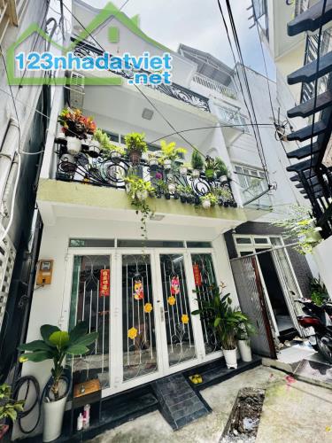 Cần Bán Gấp MTKD Dương Quảng Hàm P5 , 6,7m x 16m , 4 Lầu ,Giá 16,8 tỷ Thương Lượng Mạnh.