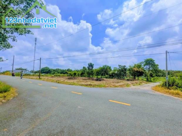 GÓC 2 MẶT TIỀN ĐƯỜNG LỚN 320M2 CÓ SẴN THỔ CƯ NGAY TRUNG TÂM THỊ XÃ ĐÔNG DÂN CƯ. GIÁ 460TR
