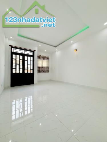 QUẬN 12- HIỆP THÀNH-NHÀ MỚI VÀO Ở NGAY-107M2, 3 TẦNG NGANG 5.6M CHỈ 5 TỶ 800 - 3