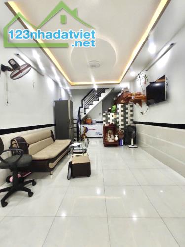 NHÀ BÁN - GẦN CHỢ PHẠM VĂN BẠCH & QUANG TRUNG GV - DT 32M² - 2 TẦNG CHỈ HƠN 3 TỶ ,