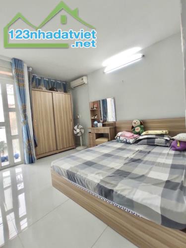 NHÀ BÁN - GẦN CHỢ PHẠM VĂN BẠCH & QUANG TRUNG GV - DT 32M² - 2 TẦNG CHỈ HƠN 3 TỶ , - 3