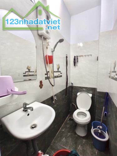 NHÀ BÁN - GẦN CHỢ PHẠM VĂN BẠCH & QUANG TRUNG GV - DT 32M² - 2 TẦNG CHỈ HƠN 3 TỶ , - 5