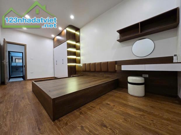 Bán siêu phẩm 5 tầng ở Hoàng Hoa Thám, vị trí đẹp, ngõ thông, sổ đỏ sẵn sàng giao dịch 7,9 - 2