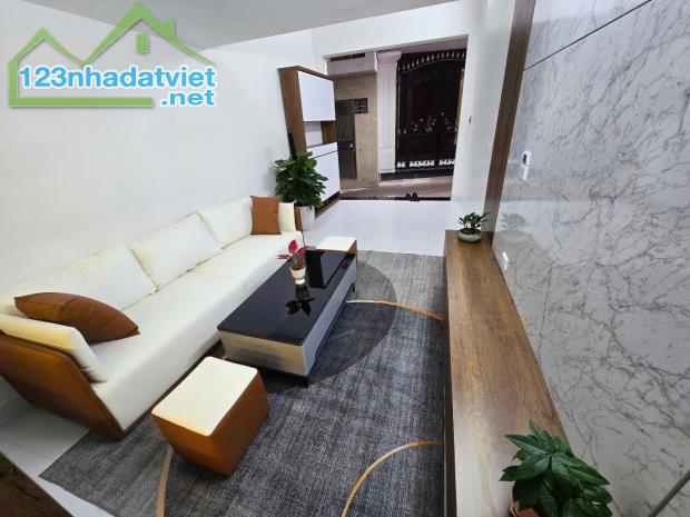 Bán siêu phẩm 5 tầng ở Hoàng Hoa Thám, vị trí đẹp, ngõ thông, sổ đỏ sẵn sàng giao dịch 7,9 - 1
