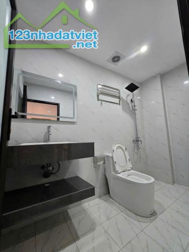 Bán siêu phẩm 5 tầng ở Hoàng Hoa Thám, vị trí đẹp, ngõ thông, sổ đỏ sẵn sàng giao dịch 7,9
