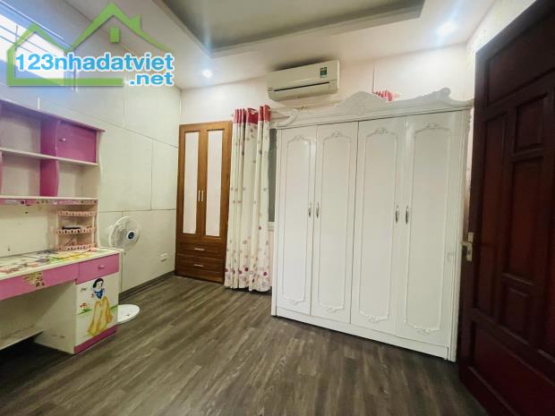 SIÊU PHẨM DƯƠNG QUẢNG HÀM, CẦU GIẤY, 50M, 6T, MT 5.5M, PHÂN LÔ, OTO, Ở SƯỚNG, 16 TỶ.