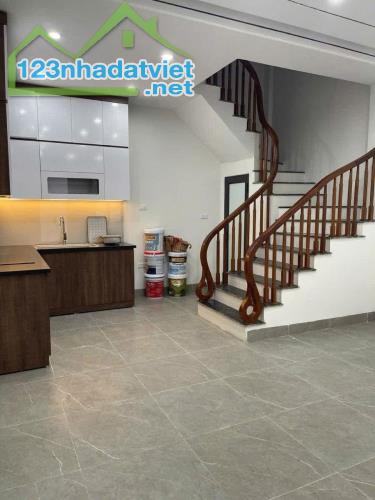 Siêu hiếm hàng xóm Aeon, vườn hoa Phố Trạm 31m2 x 5T Bát Khối LB, oto 10m ở luôn. 5,6tỷ - 5