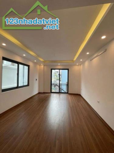 Siêu hiếm hàng xóm Aeon, vườn hoa Phố Trạm 31m2 x 5T Bát Khối LB, oto 10m ở luôn. 5,6tỷ - 2