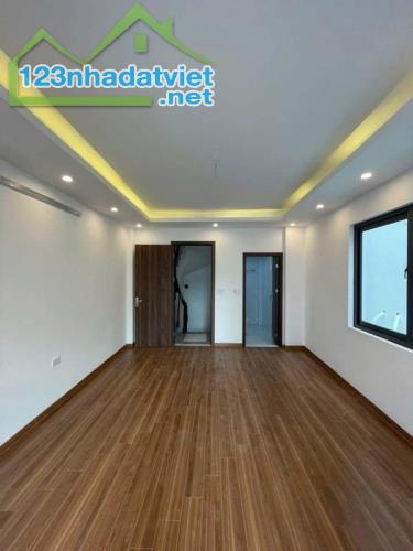 Siêu hiếm hàng xóm Aeon, vườn hoa Phố Trạm 31m2 x 5T Bát Khối LB, oto 10m ở luôn. 5,6tỷ - 1