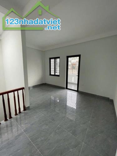 Siêu hiếm hàng xóm Aeon, vườn hoa Phố Trạm 31m2 x 5T Bát Khối LB, oto 10m ở luôn. 5,6tỷ
