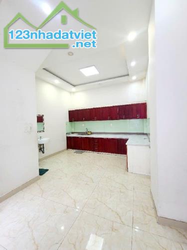 Chợ Ông Địa, 47m2, 3 tầng Đúc, 15m ra đường xe tải, Nhỉnh 6 Tỷ