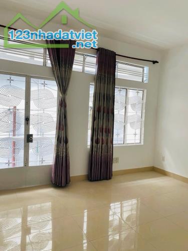 NGAY NGÃ TƯ BẢY HIỀN - 44M2 ( 4,2 X 11 ) - 2 TẦNG - 2PN - HẺM XE HƠI - HOÀN CÔNG ĐẦY ĐỦ - - 3