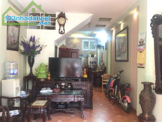 Bán nhà riêng phố Bùi Xương Trạch, Thanh Xuân. Dt 41 m2 x 2T x Mt 3,8m. Thoáng đẹp ở ngay.