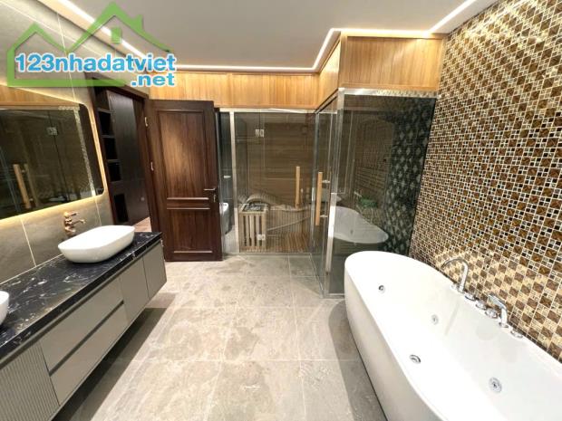 Bán Biệt Thự 102m2, 8 tầng, khu vực Vip nhất phố Nguyễn Văn Cừ - Long Biên, chỉ 27.9 tỷ. - 2