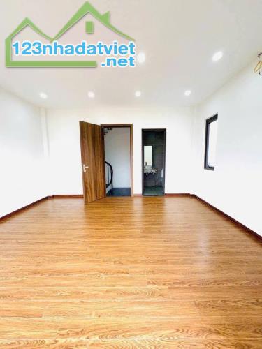 BÁN NHÀ BÁT KHỐI -LONG BIÊN - NHÀ MỚI - LÔ GÓC - NGÕ THÔNG - Ô TÔ 7 CHỖ VÀO NHÀ - GẦN HỒ - 3