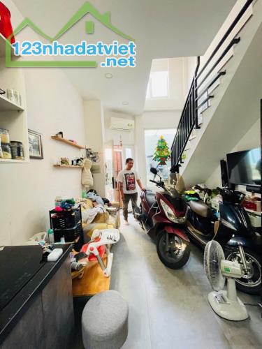 NHÀ NHỎ XINH XINH LÔ GÓC 2 MẶT TIỀN HẺM XE HƠI, THẰNG MỘT TRỤC ĐƯỜNG QUANGTRUNG .- 4 x 8 M - 1