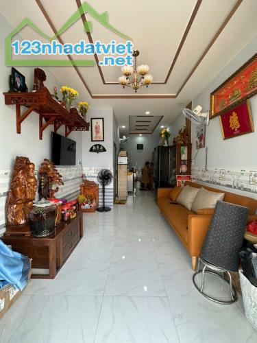 CẦN BÁN GẤP NHÀ KHU DÂN CƯ TRẦN AMH ĐỨC HÒA LONG AN GIÁ 740 TRIỆU - 2