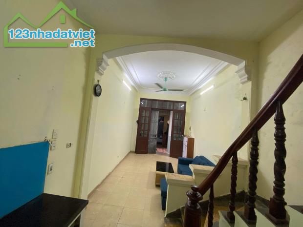 Cho thuê nhà nguyên căn ngõ 327 Trần Đại Nghĩa, 4 tầng, 30m2, 2 ngủ, chỉ 9tr - Full nội