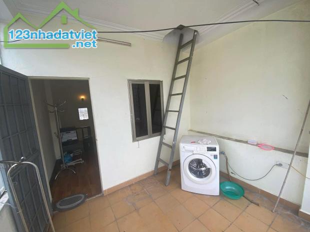 Cho thuê nhà nguyên căn ngõ 327 Trần Đại Nghĩa, 4 tầng, 30m2, 2 ngủ, chỉ 9tr - Full nội - 3