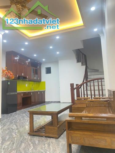 Oto Đỗ Cổng, Trung Tâm Thạch Bàn, 32m x 5 Tầng, 5,3 Tỷ