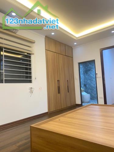Oto Đỗ Cổng, Trung Tâm Thạch Bàn, 32m x 5 Tầng, 5,3 Tỷ - 1
