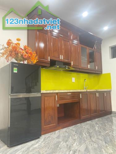 Oto Đỗ Cổng, Trung Tâm Thạch Bàn, 32m x 5 Tầng, 5,3 Tỷ - 3