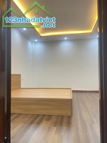Oto Đỗ Cổng, Trung Tâm Thạch Bàn, 32m x 5 Tầng, 5,3 Tỷ - 4