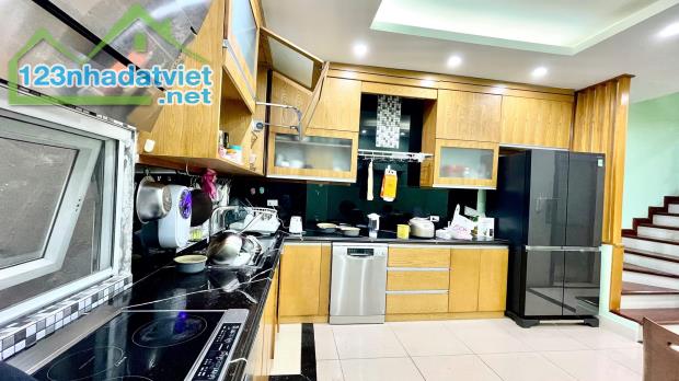 Cần bán gấp nhà phân lô phố Phùng Chí Kiên 65m2, 6T, 2 ô tô tránh,full nội thất tiền tỷ