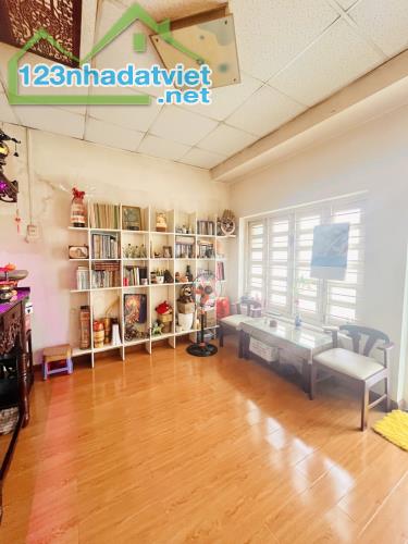 Nhà ngon - Giá tốt - 61m2- Gần Ngã 5 chuồng chó - gấp bán chỉ 4.78 Tỷ. - 2