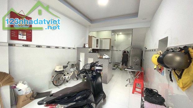 NHÀ MỚI KÍNH CONG - Ở NGAY - ĐẦY ĐỦ CÔNG NĂNG - HẺM 3M THÔNG - 31M - 3 TẦNG - CHỈ 3.5 TỶ - 4