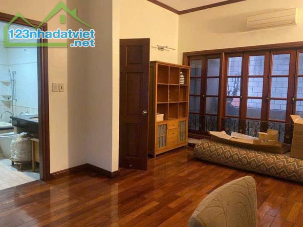 NGUYỄN THÁI HỌC - MẶT TIỀN LỚN - DIỆN TÍCH TO 1 NHÀ MẶT PHỐ -  TRUNG TÂM QUẬN  VĂN HÓA - 3
