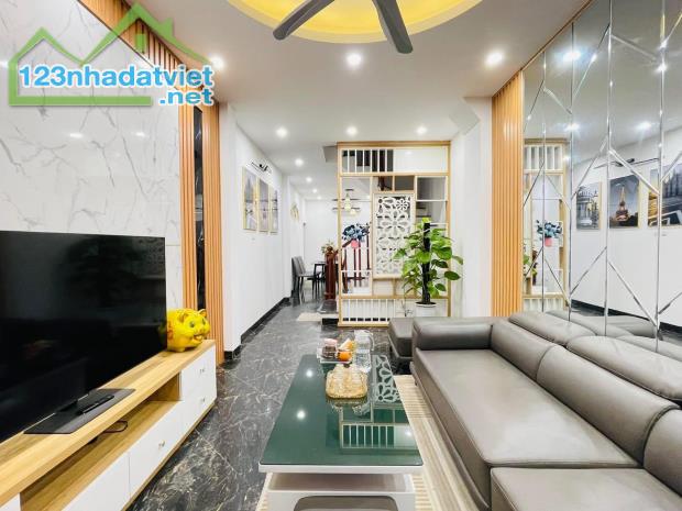 BÁN GẤP NHÀ KIM GIANG – Ô TÔ ĐỖ CỬA -KINH DOANH -NGÕ THÔNG -DT: 50m2 Giá 8,5 Tỷ