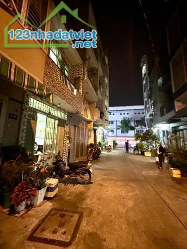 BÁN NHÀ ĐƯỜNG SỐ P4.Q4- HẺM LỚN XE TẢI QUAY ĐẦU THOẢI MÁI - KHU VỰC KINH DOANH ĐƯỢC NHIỀU - 3
