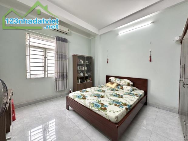 Bán Nhà Nơ Trang Long (4x16), 3 Tầng, Ô tô đỗ cửa ngày đêm Chỉ 9 Tỉ