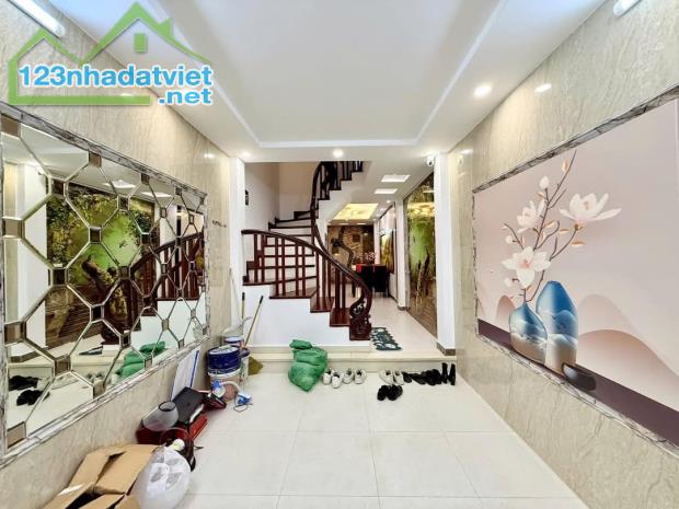 BÁN NHÀ ĐẸP PHỐ THỊNH QUANG, Ô TÔ ĐỖ CỬA, NỘI THẤT  ĐẲNG CẤP, 55M2, 5 TẦNG, GIÁ 11.6 TỶ.