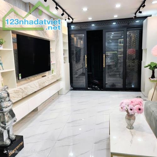 Bán nhà Nguyễn Thị Thập phuờng Tân Phong Quận 7 - hẻm oto - 3PN - nhỉnh 7.x Tỷ TL - 4