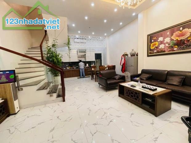 Bán Siêu phẩm nhà Đẹp Lạc Long Quân - 90m2 x 4T x MT 6m - Phân lô Gara Oto - Hướng DN - 3