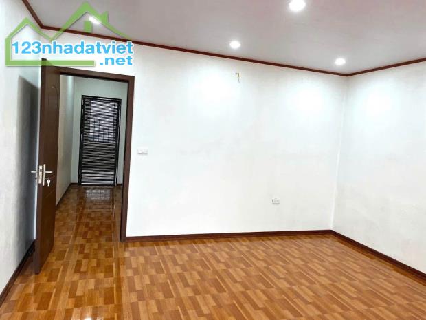 Bán Siêu phẩm nhà Đẹp Lạc Long Quân - 90m2 x 4T x MT 6m - Phân lô Gara Oto - Hướng DN - 2