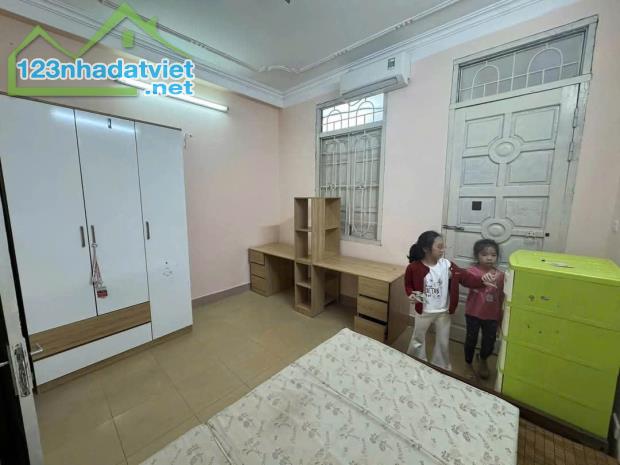 Cho thuê nhà nguyên căn Thanh Xuân, 4.5 tầng, 35m2, 6 ngủ, chỉ 12 Triệu/th