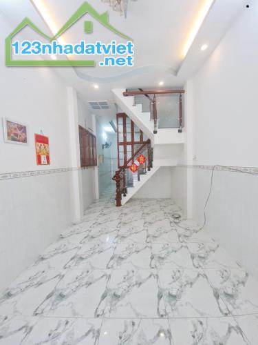 Bán gấp nhà đẹp lung linh ở ngay Mễ Cốc, 42m2, 4 PN, gần chợ, SHR, chỉ 3.95 tỷ.