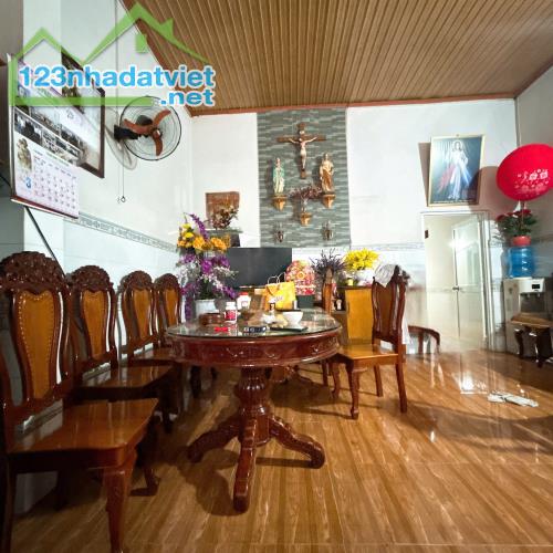 Bán nhà cấp 4 gần Chợ Thánh Tâm, Đền Thánh Martin, Tân Hòa, Biên Hòa, 215m2, giá 5 tỷ 500.