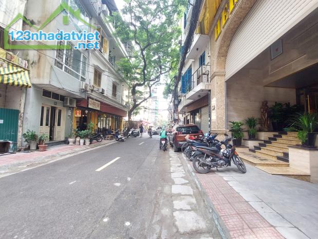 Bán nhà mặt phố quận Ba Đình 220, 11 tầng, 2 thoáng, 2 thang máy, full nội thất cao cấp