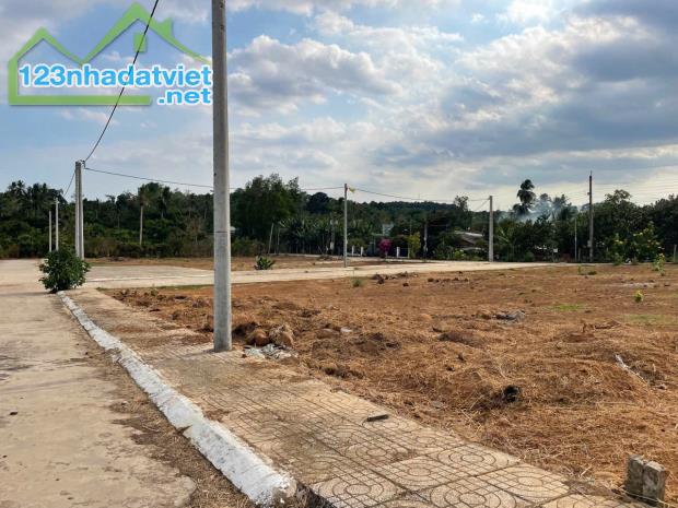 CHỦ NGỢP LẮM RỒI - Bán Cực Rẻ Lô Đất Thổ Cư Sổ Riêng Gần QL1A - 2