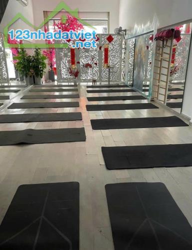 Bán nhà 3 tầng đường mặt tiền đường Nguyễn Thị Minh Khai. Dòng tiền 200tr/năm. Giá 13tỷ xx - 1
